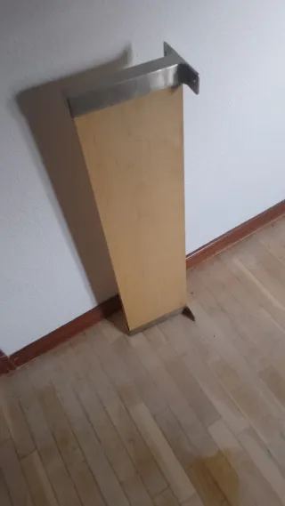 Balda de madera con soporte metálico