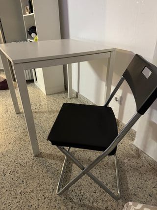 Tavolo bianco Ikea e 2 sedie pieghevoli