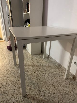 Tavolo bianco Ikea e 2 sedie pieghevoli