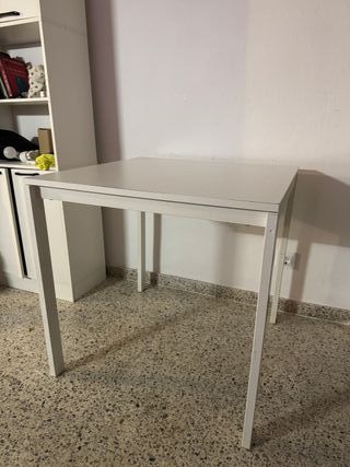 Tavolo bianco Ikea e 2 sedie pieghevoli