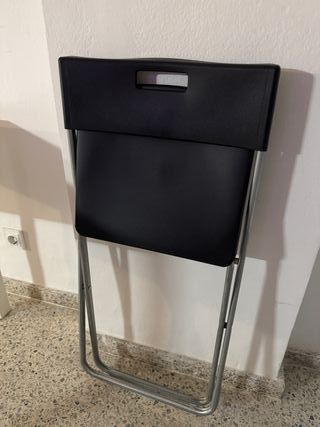 Tavolo bianco Ikea e 2 sedie pieghevoli