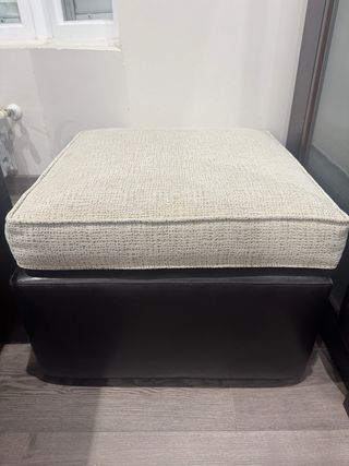 2 Puffs Beige con Base Marrón