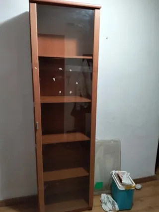Estantería madera con puerta cristal