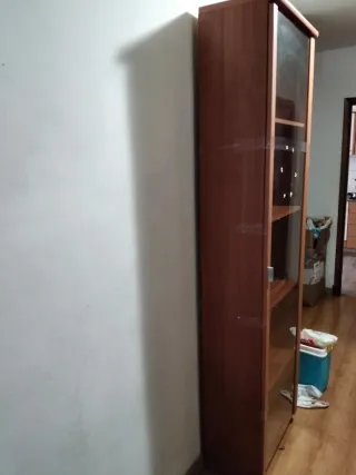 Estantería madera con puerta cristal