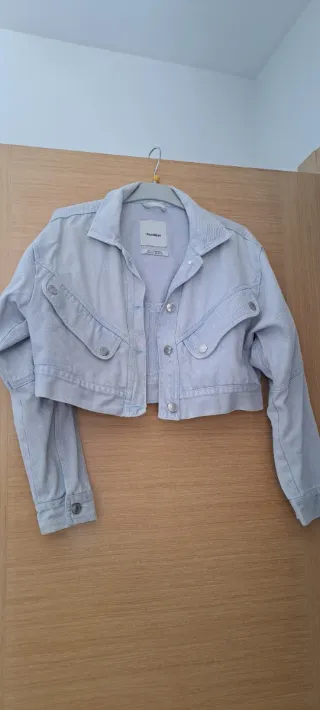 Chaquetas, vestidos,  camisetas de adolescente