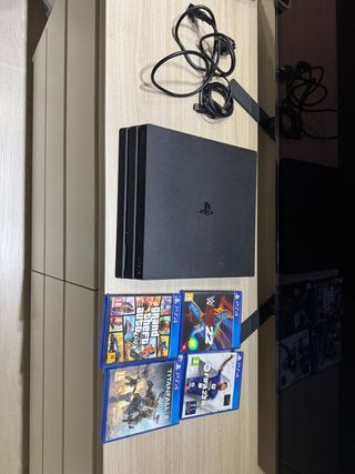 PS4 Pro Negra + 4 Juegos
