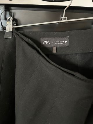 Falda Zara Negra Plisada