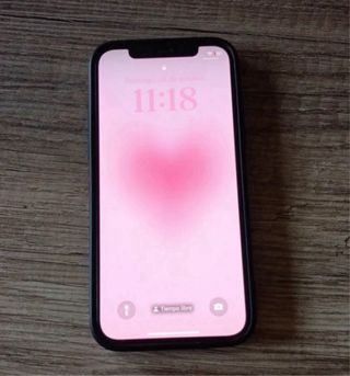 iPhone 12 Rojo con funda negra