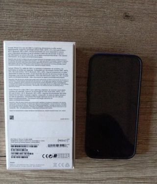 iPhone 12 Rojo con funda negra