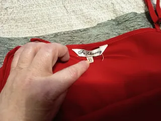 Camisón rojo con bordado floral