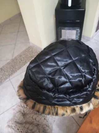 Cappello con pelliccia leopardata