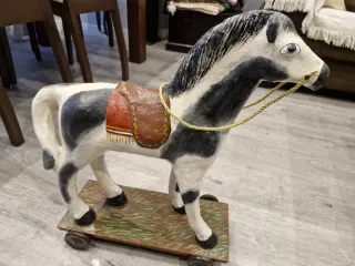 Caballo de cartón piedra con ruedas de los años 20