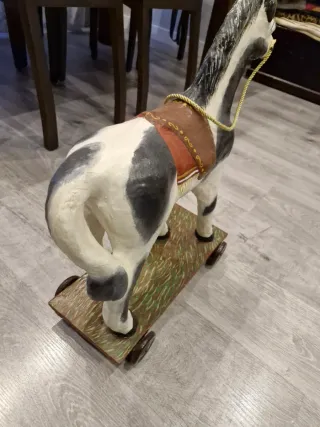 Caballo de cartón piedra con ruedas de los años 20