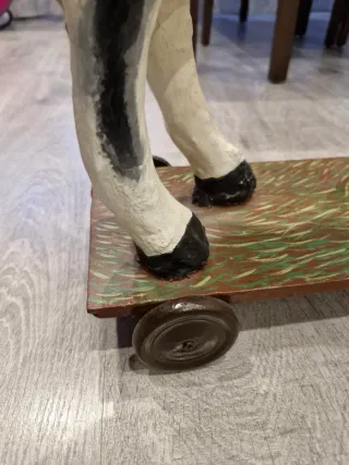 Caballo de cartón piedra con ruedas de los años 20