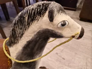 Caballo de cartón piedra con ruedas de los años 20