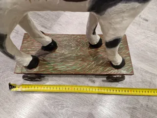 Caballo de cartón piedra con ruedas de los años 20