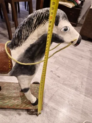 Caballo de cartón piedra con ruedas de los años 20