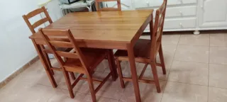 Mesa de comedor de madera con 4 sillas