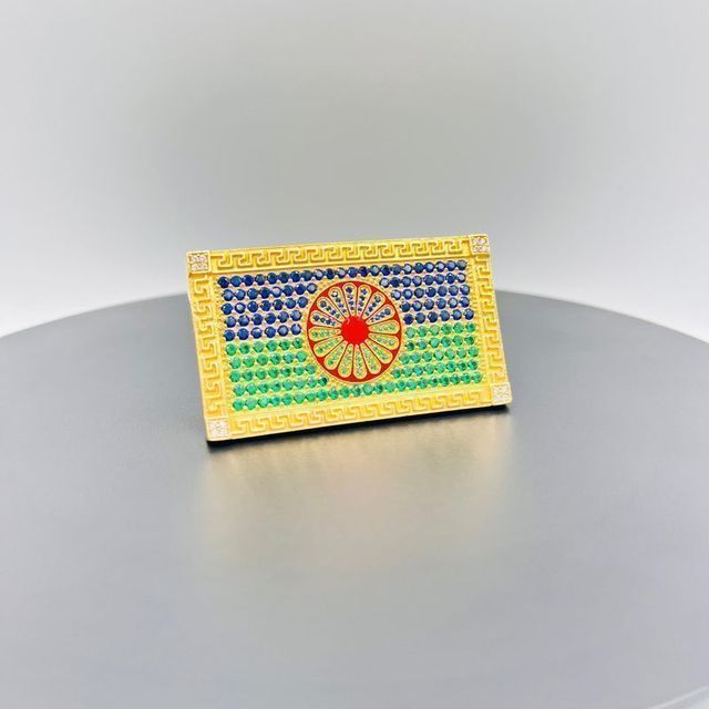 SELLO BANDERA GITANA CON CIRCONITAS18K