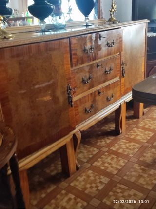 Aparador y espejo de madera