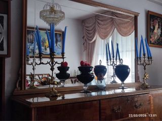 Aparador y espejo de madera