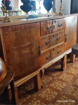 Aparador y espejo de madera