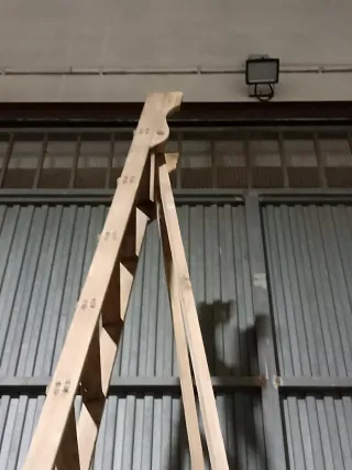 Escalera  de madera bibliotecaria.