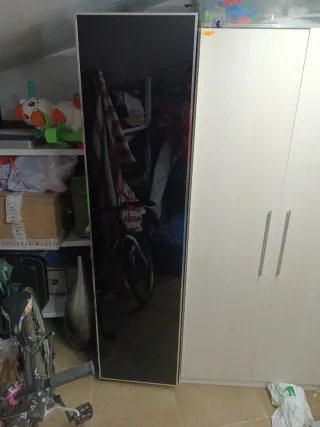 Vitrina de cristal negra y plateada