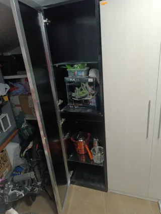 Vitrina de cristal negra y plateada