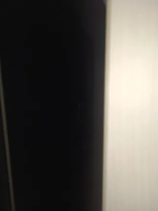 Vitrina de cristal negra y plateada