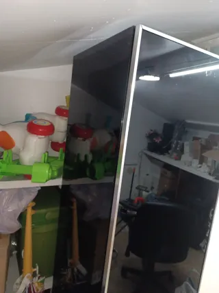 Vitrina de cristal negra y plateada