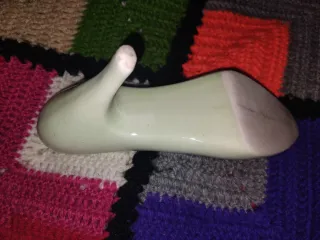 Zapato de cerámica decorado