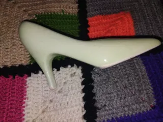 Zapato de cerámica decorado