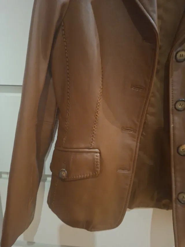 Chaqueta de piel marrón Purificación García