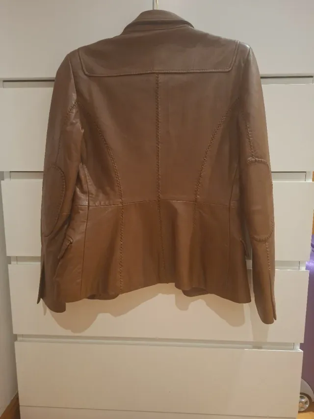 Chaqueta de piel marrón Purificación García