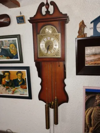 Reloj de pared antiguo de madera
