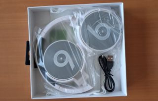 Auriculares Bluetooth Beats Blancos y Plateados