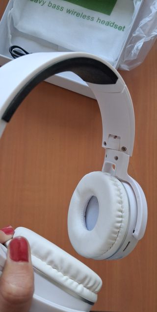 Auriculares Bluetooth Beats Blancos y Plateados