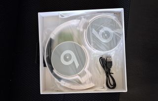 Auriculares Bluetooth Beats Blancos y Plateados