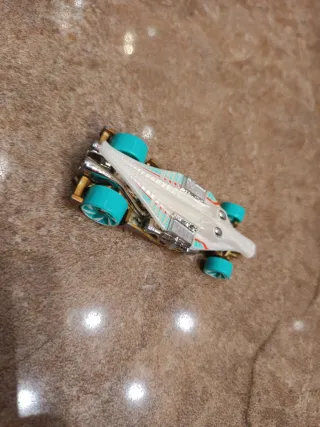 Coche de juguete blanco y turquesa