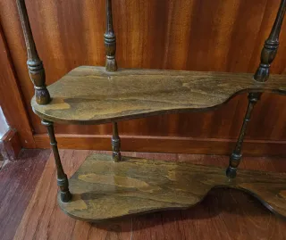 Estantería de madera rústica