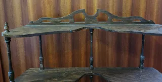 Estantería de madera rústica