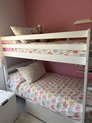 Literas de madera blancas con cajonera.