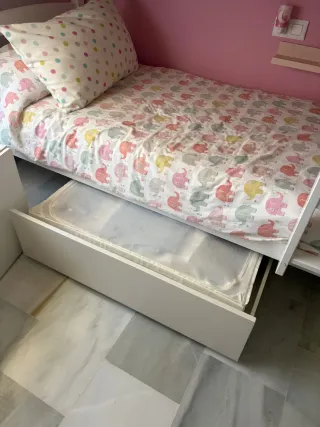 Literas de madera blancas con cajonera.