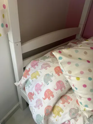 Literas de madera blancas con cajonera.