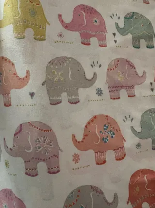 Literas de madera blancas con cajonera.