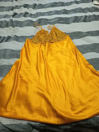 Camisón de satén con encaje dorado