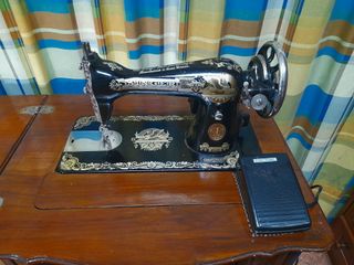 Máquina de coser Singer con mueble