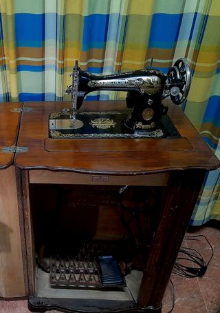 Máquina de coser Singer con mueble