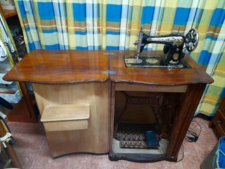 Máquina de coser Singer con mueble